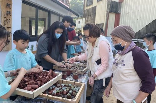 逢甲建築與馬那邦81書屋的奇幻之旅